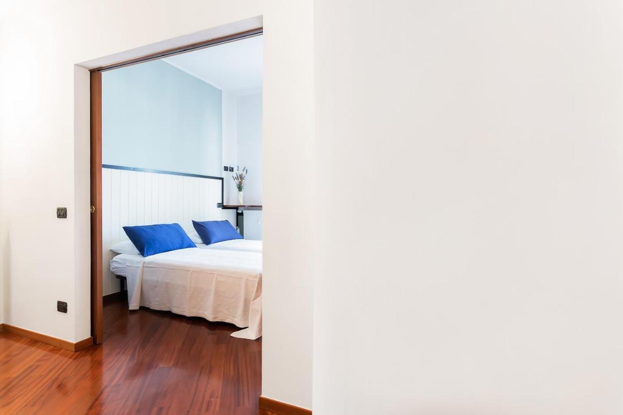 Santa Chiara Apartment By Myhomeincomo Exterior foto